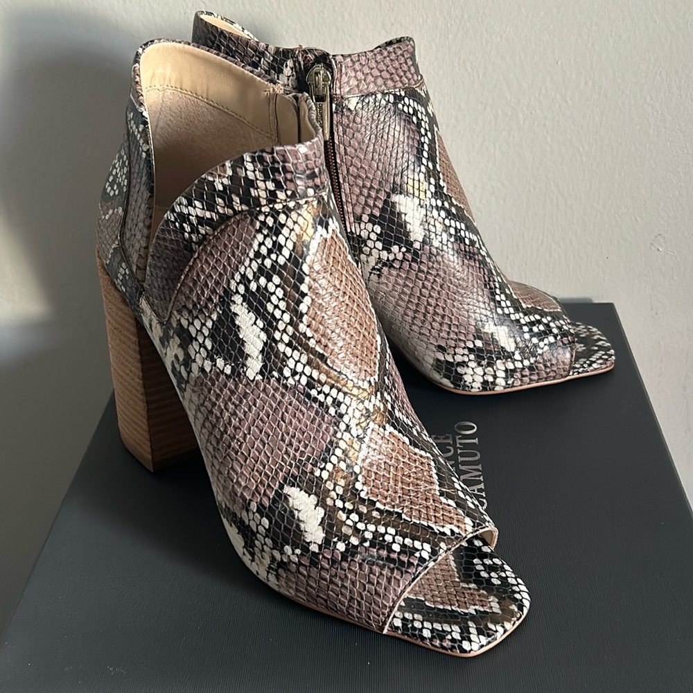 New Vince Camuto Fedrilla Snake Print Embossed Block Heel Peep Toe Bootie